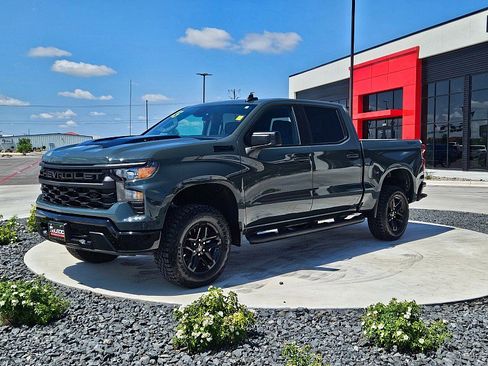 Used 2025 Chevrolet Silverado 1500 Custom Trail Boss w/ Dark Appearance Package image 2