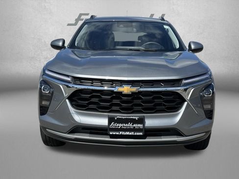 Used 2025 Chevrolet Trax LT FWD image 3