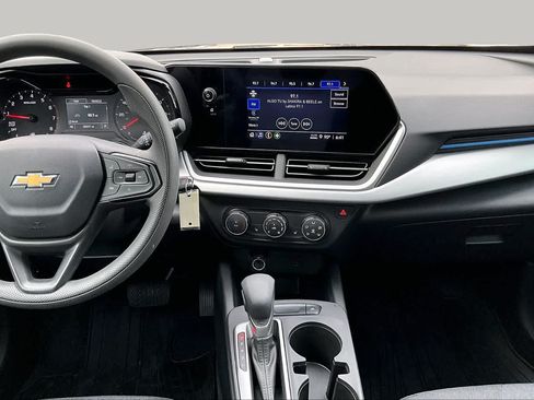 Used 2025 Chevrolet Trax LS w/ LS Convenience Package FWD image 7