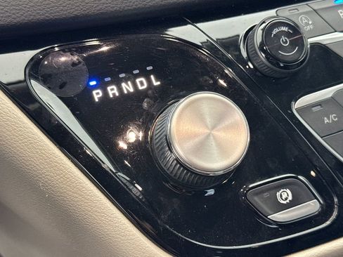 Used 2022 Chrysler Pacifica Touring-L FWD image 21