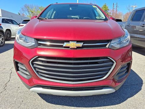 Used 2019 Chevrolet Trax LT w/ Sun & Sound Package image 2