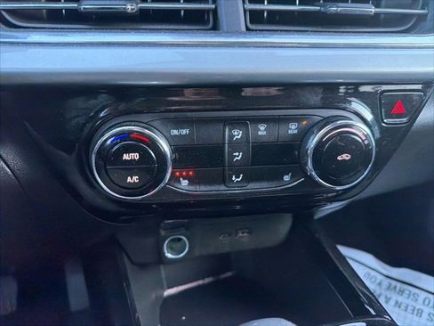 Used 2025 Chevrolet Trax LT w/ LT Convenience Package image 44