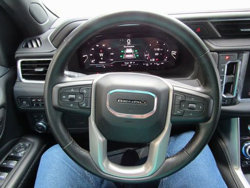 Used 2023 GMC Yukon XL Denali image 30