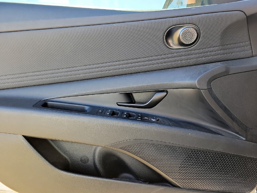 Used 2025 Hyundai Elantra Sport FWD image 15