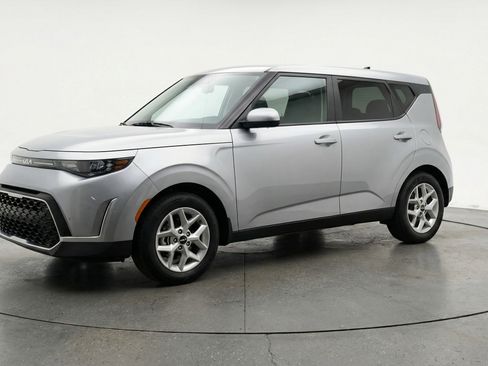 Used 2025 Kia Soul LX w/ LX Technology Package image 3