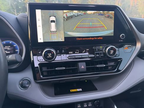 Used 2023 Toyota Highlander Limited FWD image 11