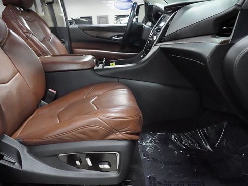 Used 2018 Cadillac Escalade ESV Premium Luxury AWD/4WD image 32