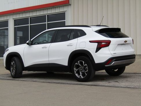 Used 2025 Chevrolet Trax LT w/ LT Convenience Package FWD image 10