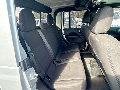 Used 2023 Jeep Gladiator Overland image 31