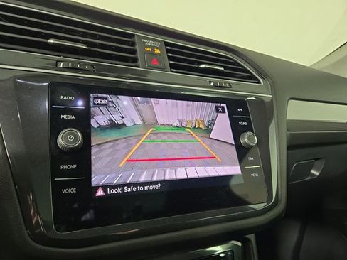 Used 2024 Volkswagen Tiguan SE w/ Panoramic Sunroof Package FWD image 21
