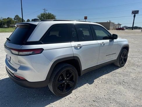 Used 2023 Jeep Grand Cherokee Altitude AWD/4WD image 8
