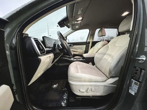 Used 2025 Kia Sorento EX image 12