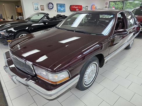 Used 1996 Buick Roadmaster Sedan RWD image 1