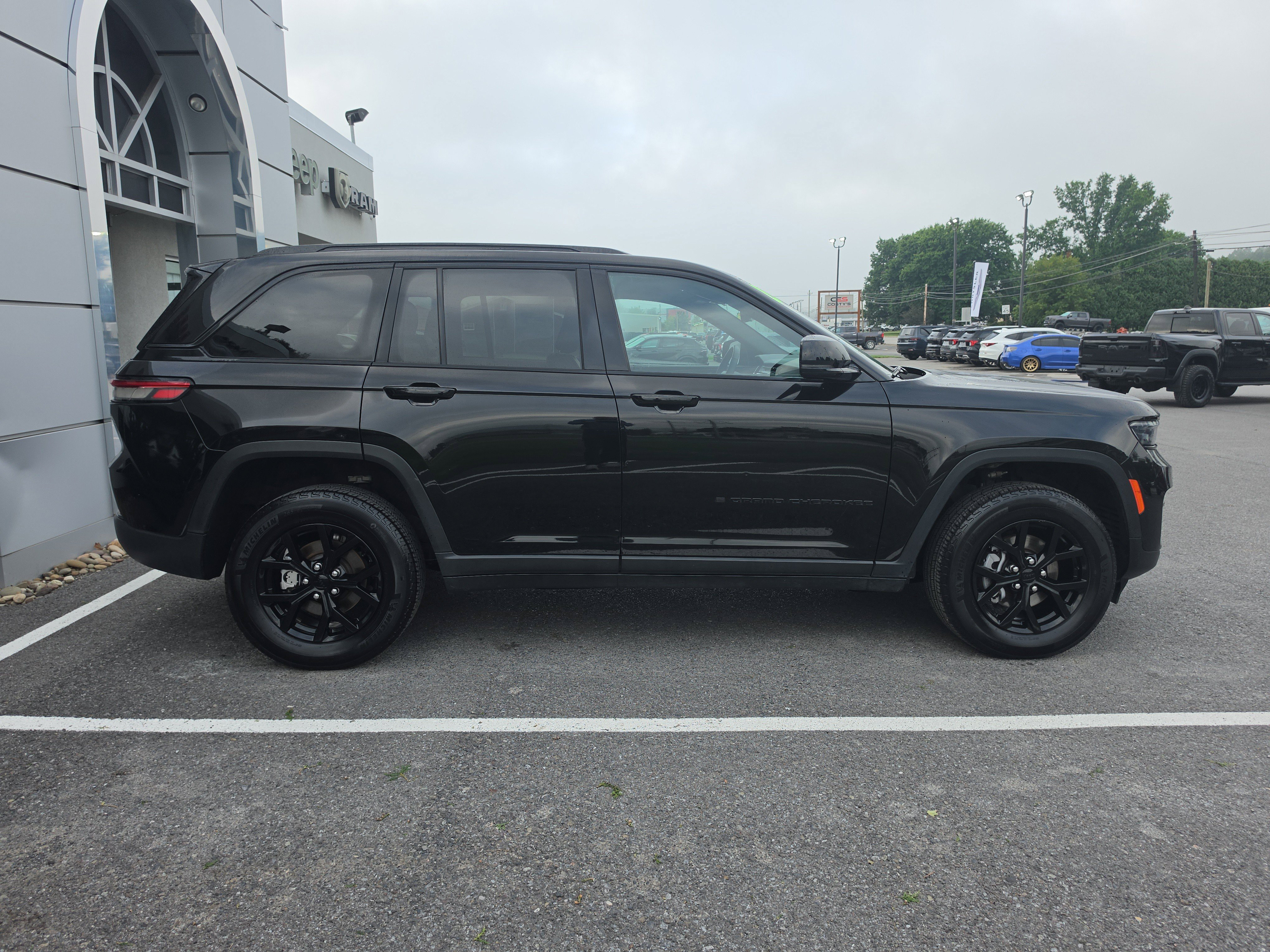 Used 2025 Jeep Grand Cherokee Altitude AWD/4WD image 2