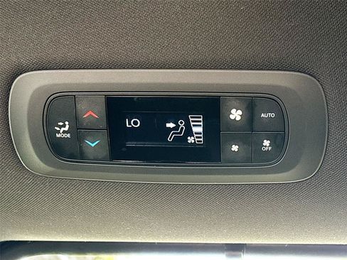 Used 2025 Chrysler Pacifica Select FWD image 27