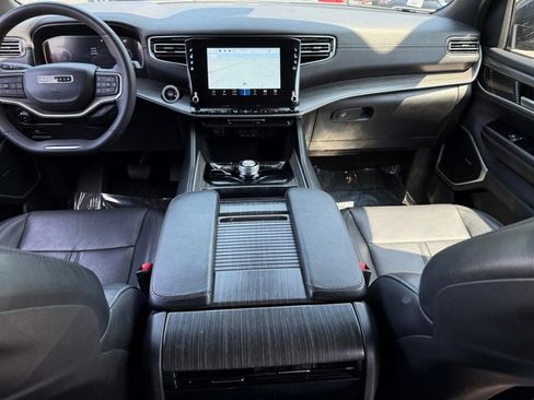 Used 2023 Jeep Wagoneer L Series II image 12