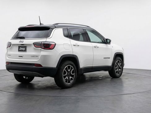 Used 2025 Jeep Compass Trailhawk image 9