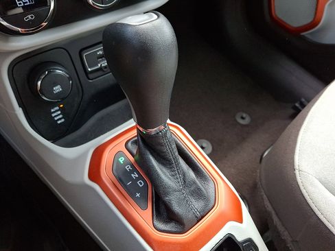 Used 2017 Jeep Renegade Latitude w/ Popular Equipment Group image 14