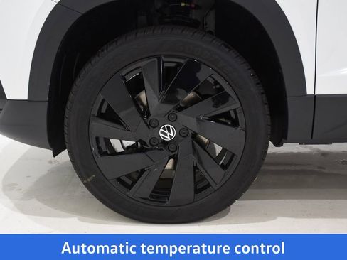 New 2024 Volkswagen Taos SE image 6