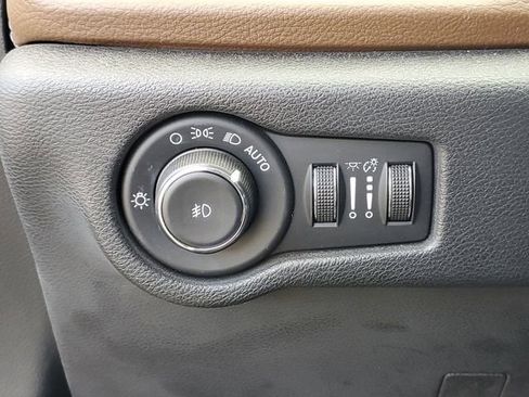 Used 2017 Chrysler Pacifica Limited w/ UConnect Theater Package image 17