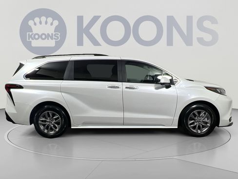Used 2025 Toyota Sienna XLE AWD/4WD image 12