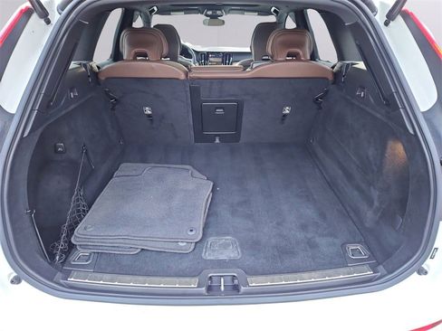 Used 2022 Volvo XC60 B5 Momentum image 36