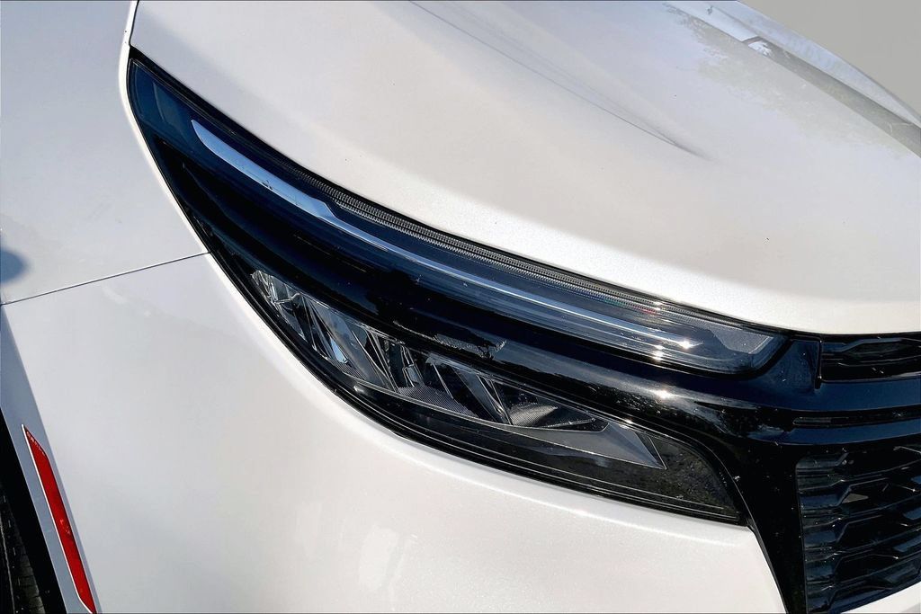Used 2024 Chevrolet Equinox RS FWD image 34