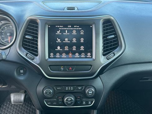 Used 2019 Jeep Cherokee Trailhawk w/ Cold Weather Group image 14