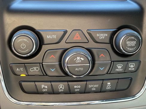 Used 2018 Jeep Grand Cherokee Laredo AWD/4WD image 28