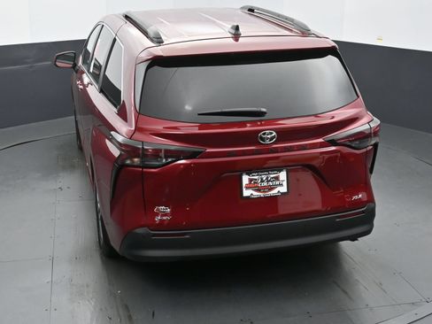 Used 2026 Toyota Sienna XLE FWD image 31