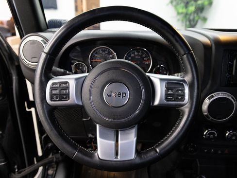 Used 2016 Jeep Wrangler Unlimited Rubicon image 16