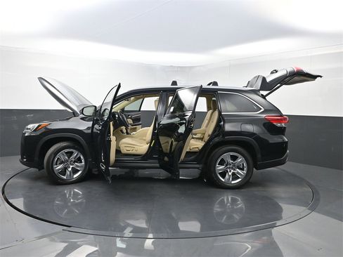 Used 2018 Toyota Highlander Limited image 38