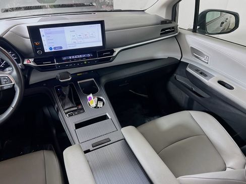 Certified 2025 Toyota Sienna XLE FWD image 20