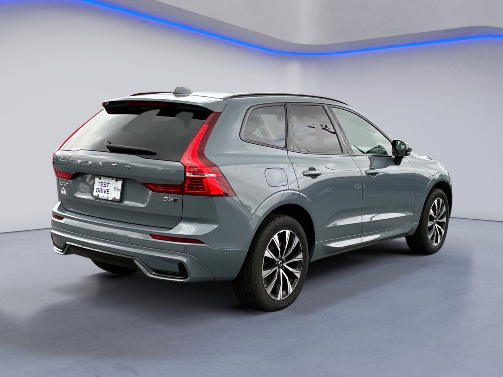Used 2024 Volvo XC60 B5 Plus AWD/4WD image 6