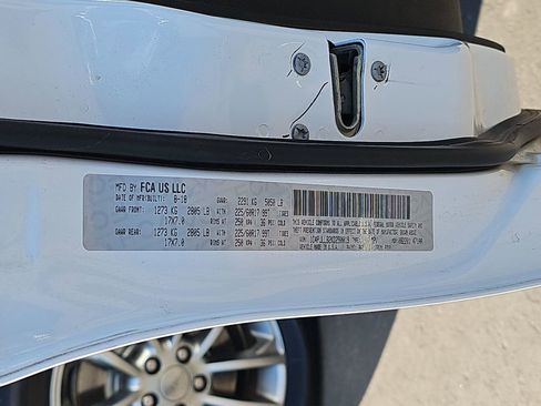 Used 2019 Jeep Cherokee Latitude Plus w/ Comfort/Convenience Group image 38