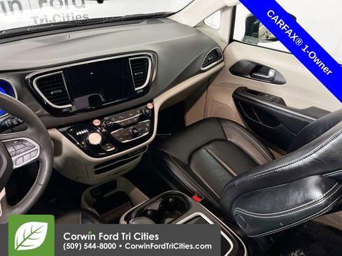 Used 2024 Chrysler Pacifica Touring-L image 27