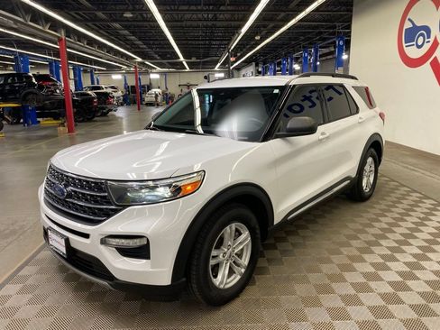 Used 2021 Ford Explorer XLT w/ Equipment Group 202A RWD image 3