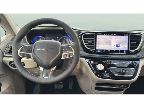 Used 2024 Chrysler Pacifica Touring-L image 14