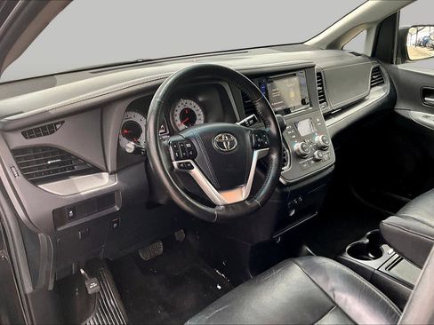 Used 2015 Toyota Sienna SE FWD image 17