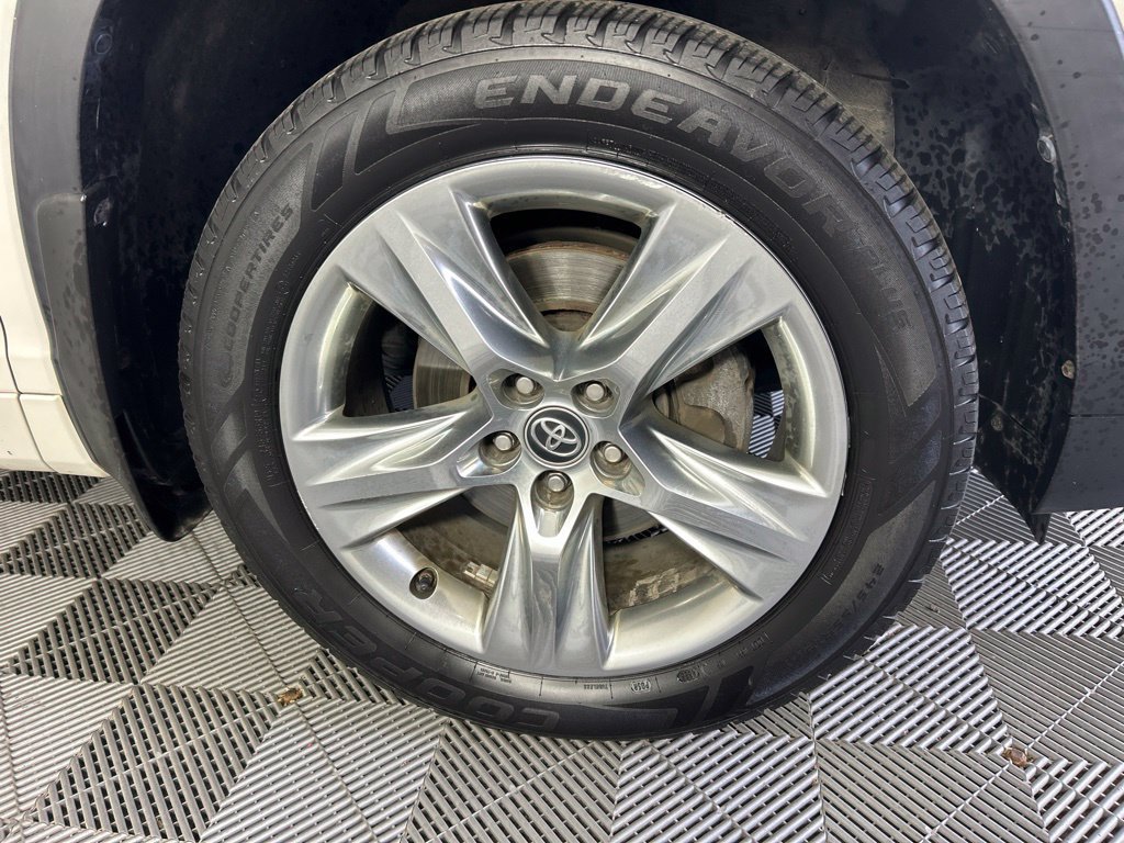 Used 2019 Toyota Highlander Limited AWD/4WD image 4