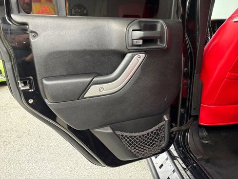 Used 2015 Jeep Wrangler Unlimited Rubicon image 37