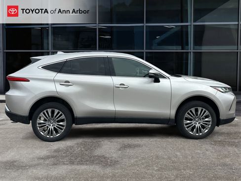 Used 2023 Toyota Venza XLE image 5