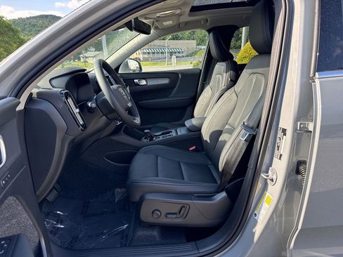 New 2025 Volvo XC40 B5 Core w/ Protection Package Premier image 9