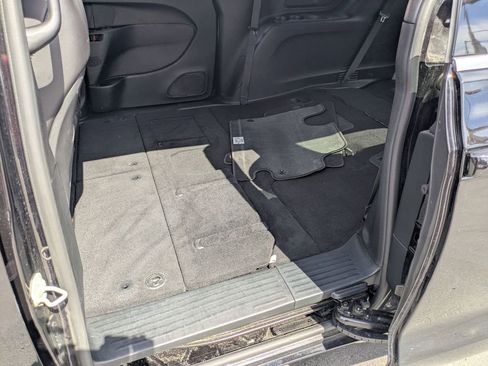 Used 2025 Chrysler Pacifica Select image 25