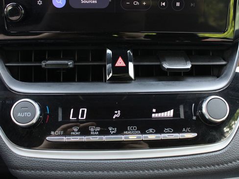 Used 2025 Toyota Corolla SE FWD image 32