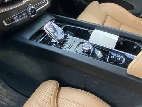 Used 2023 Volvo XC60 B5 Ultimate w/ Protection Package Premier image 8