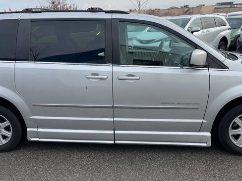 Used 2010 Chrysler Town & Country Touring w/ Trailer Tow Group image 11