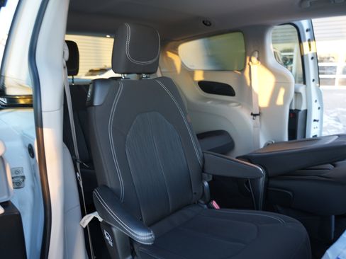 Used 2023 Chrysler Voyager LX image 32
