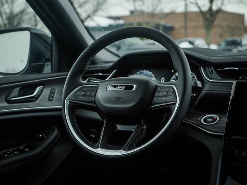 New 2025 Jeep Grand Cherokee Limited w/ Black Appearance Package image 16