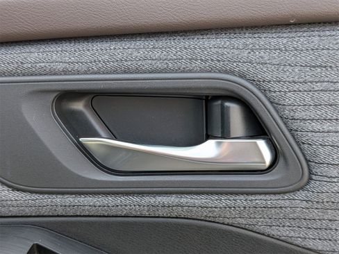 Used 2023 Nissan Rogue SV image 34